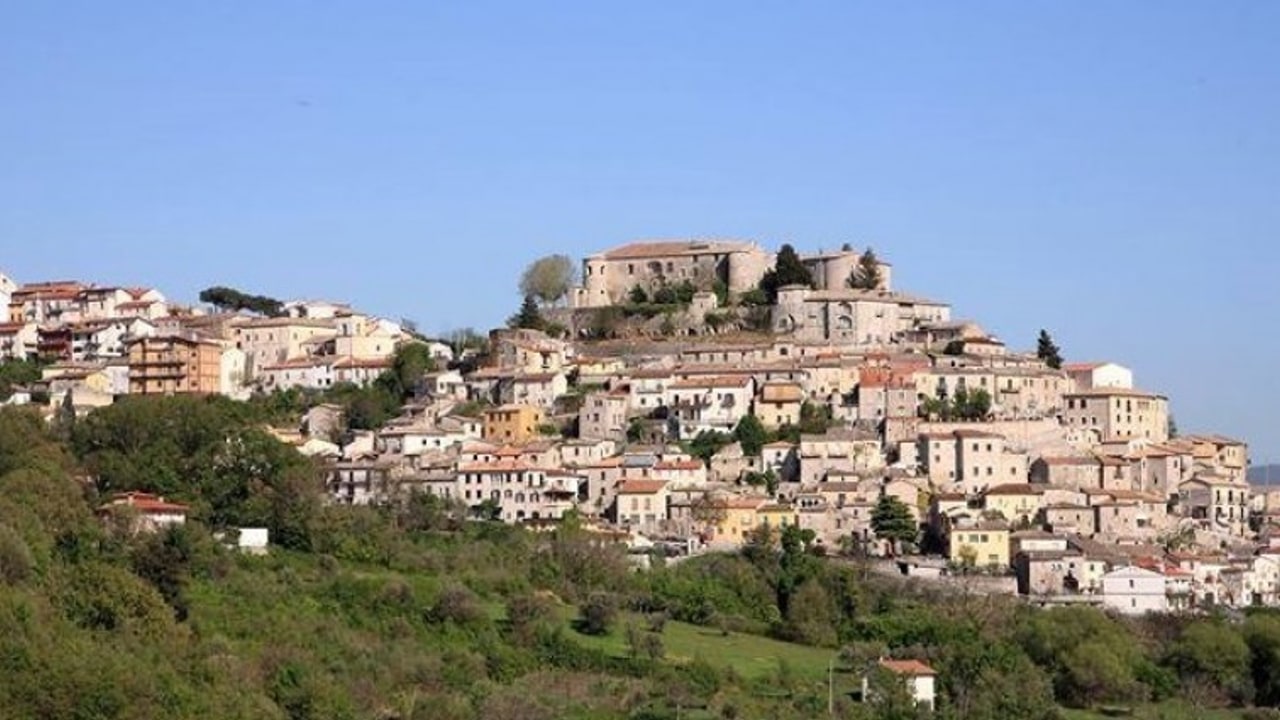 Gesualdo, smaltimento illecito di rifiuti: rinviato a giudizio anche il sindaco