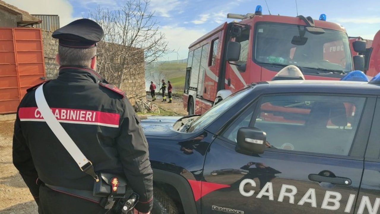 Bisaccia, in fiamme due capannoni