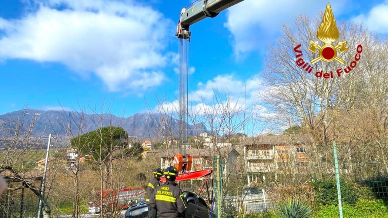 Avellino, auto finisce in una scarpata: ferita una 37enne