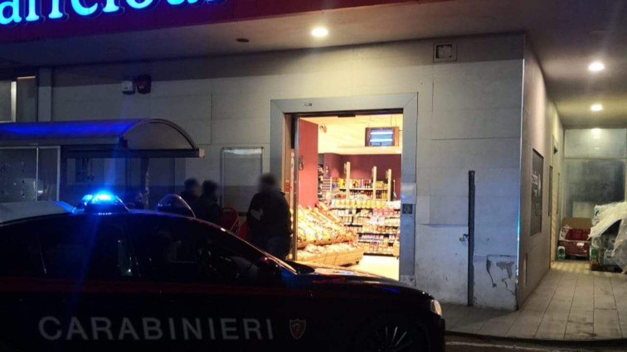 Montoro, colpo in un supermercato: in azione rapinatori armati di machete