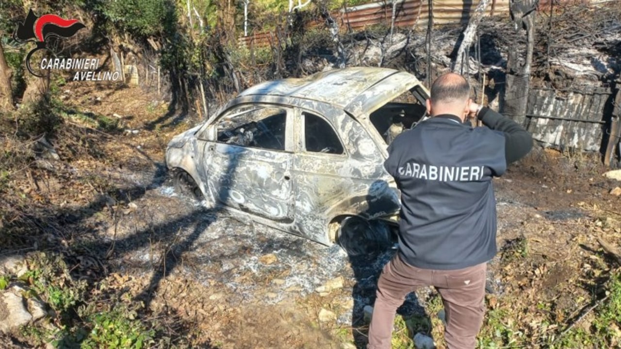 Colpo al supermercato: i Carabinieri trovano l’auto dei malviventi incendiata