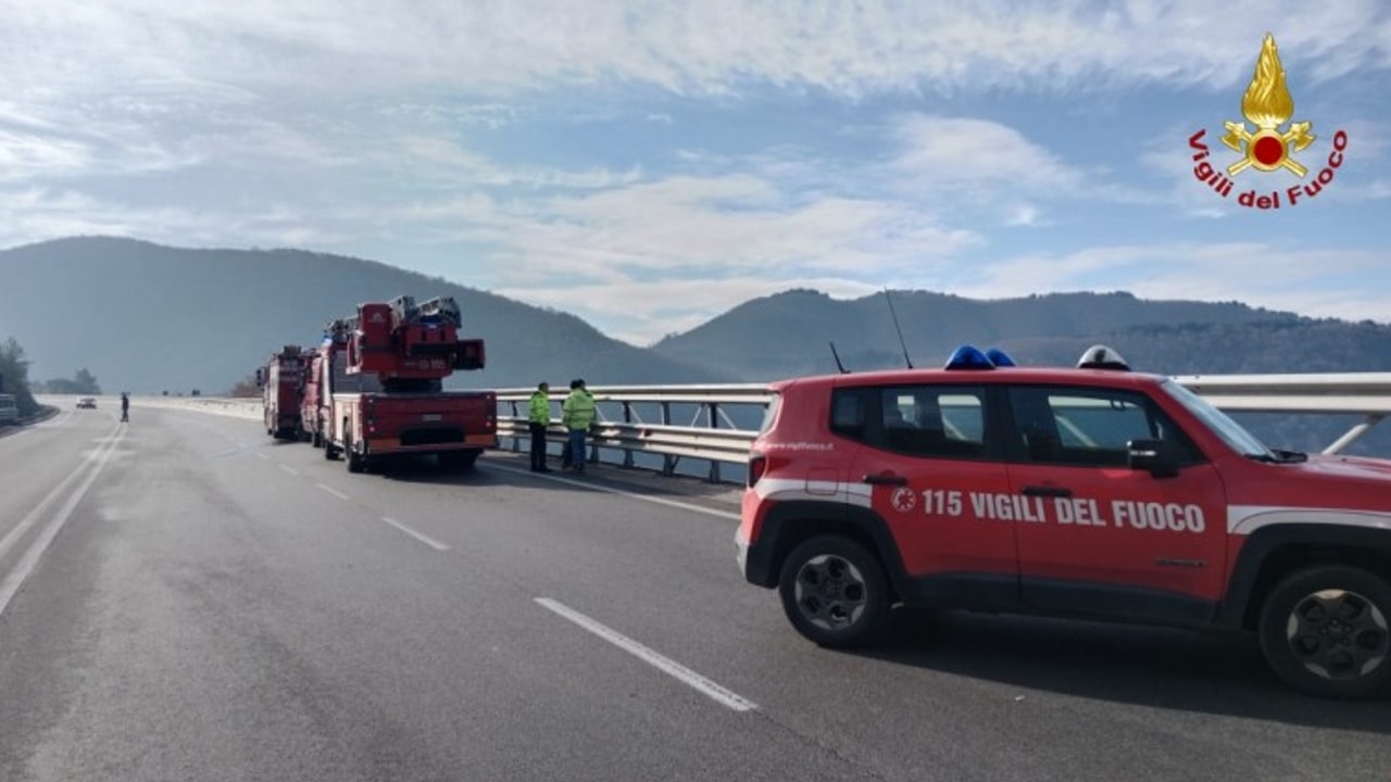 Salza Irpina, giovane di 24 anni si lancia dal cavalcavia dell'Ofantina: è vivo per miracolo