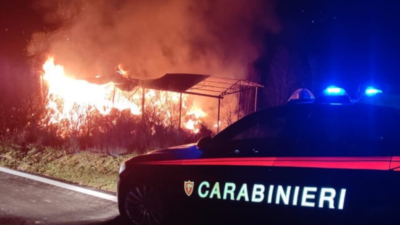 Morra De Sanctis, in fiamme capannone con 280 rotoballe: indagano i Carabinieri.