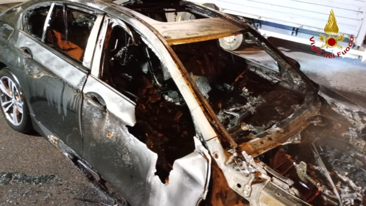 Contrada, auto in fiamme: indagano i Carabinieri