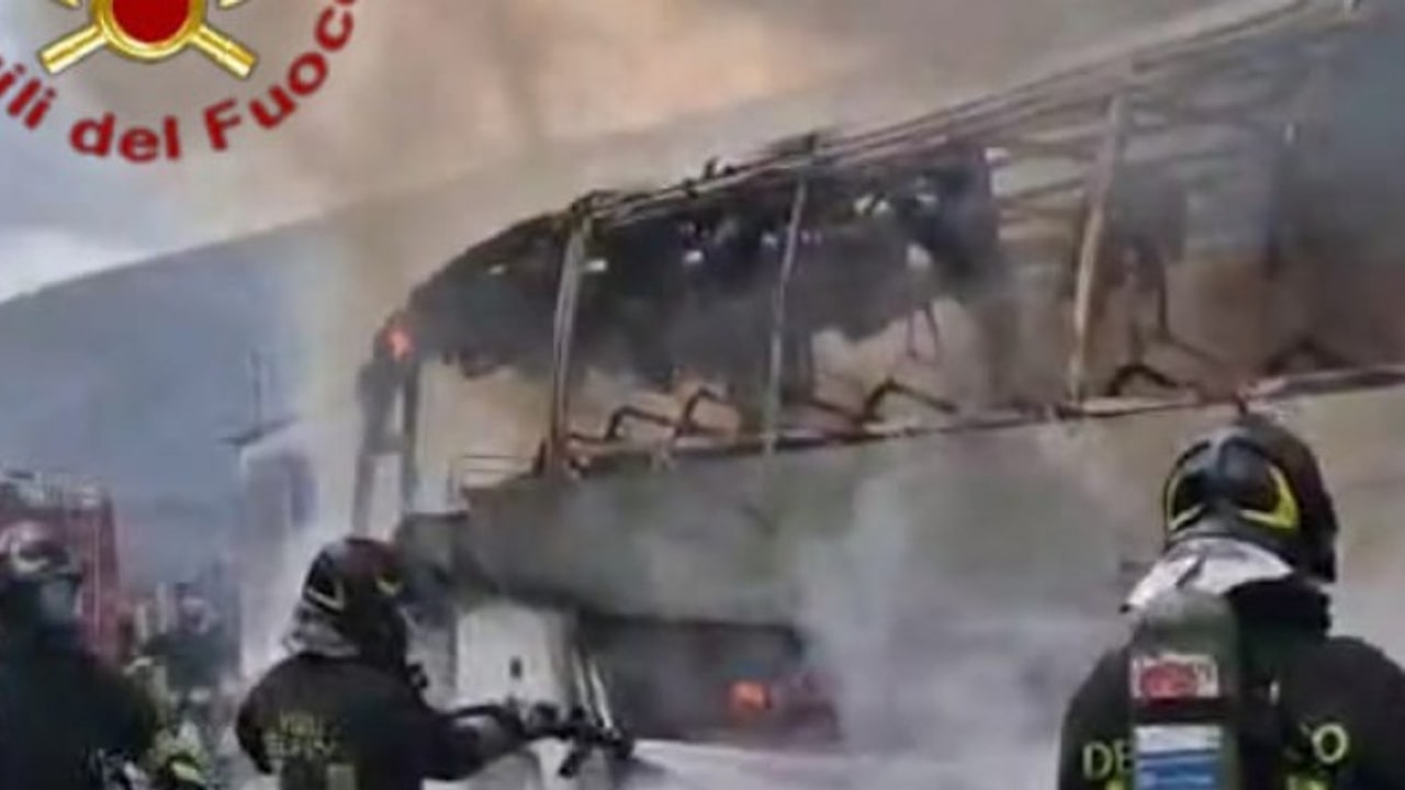 Mugnano del Cardinale, autobus di linea in fiamme: nessun ferito