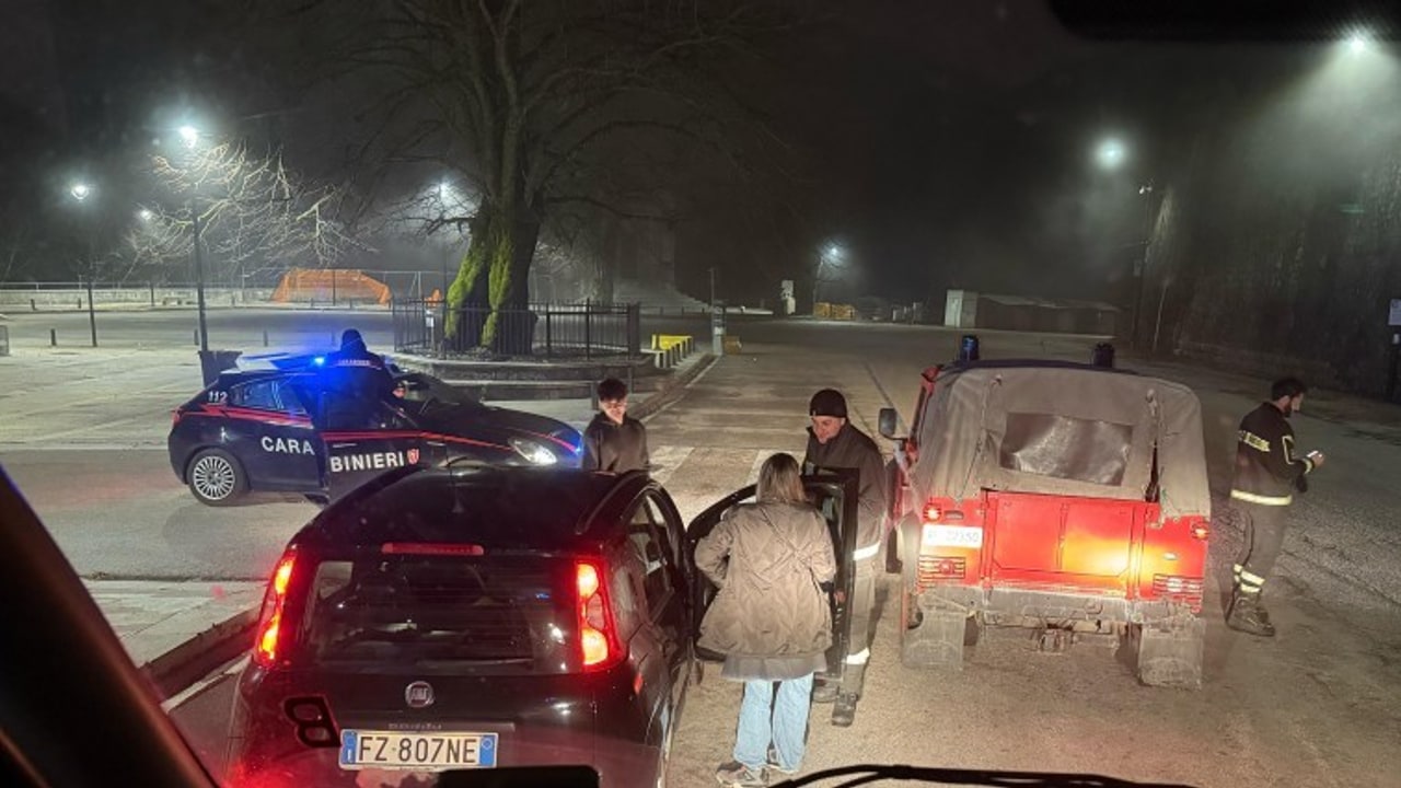 Auto bloccata nella neve, i Vigili del fuoco soccorrono tre giovani