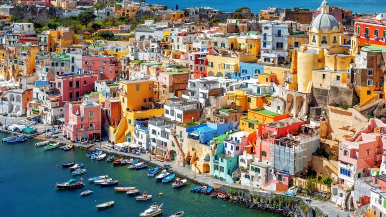 Identificato cadavere trovato sulla spiaggia a Procida: si tratta di un 73enne di Cervinara