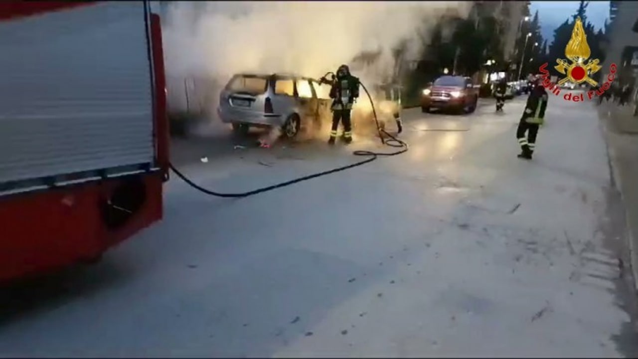 Avellino, auto in fiamme in via Annarumma: intervengono i Vigili del fuoco