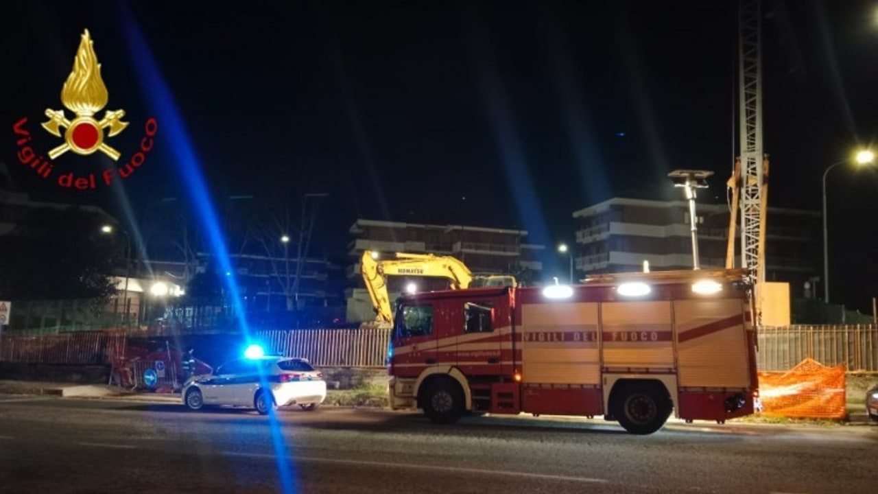 Avellino, in fiamme escavatore in cantiere di via Pontieri