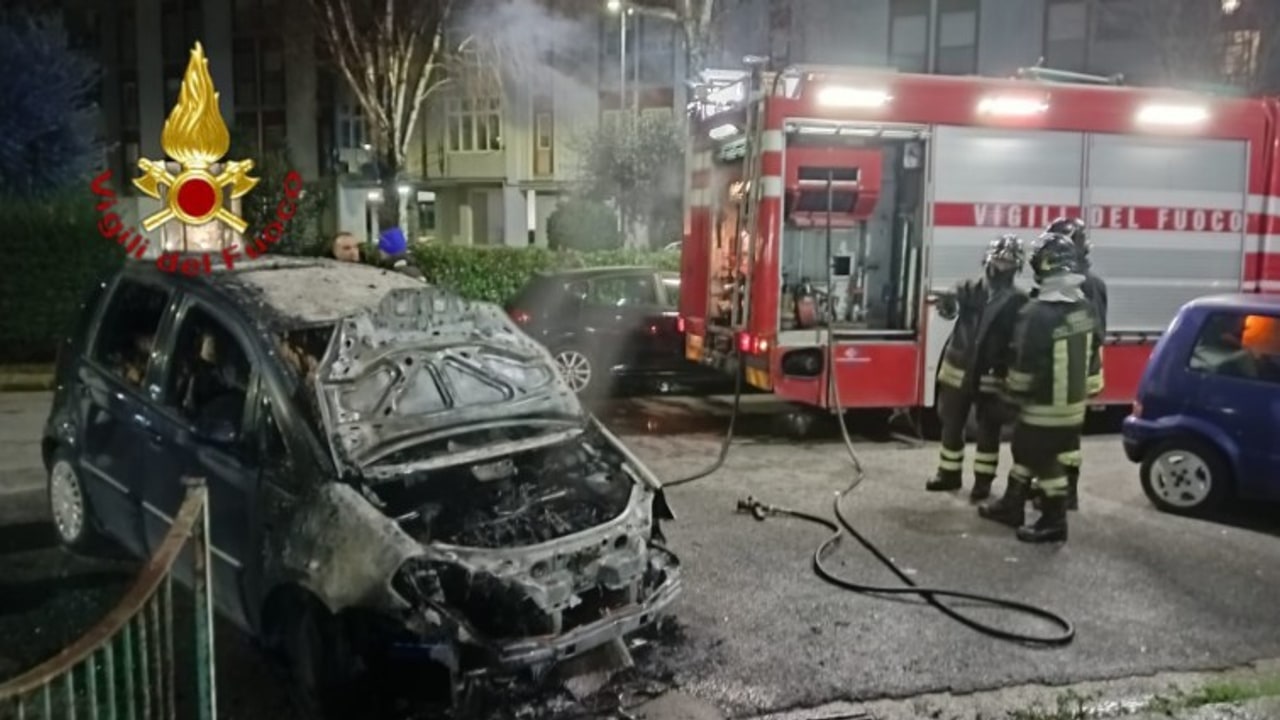 Avellino, auto a fuoco nella notte a Rione Mazzini