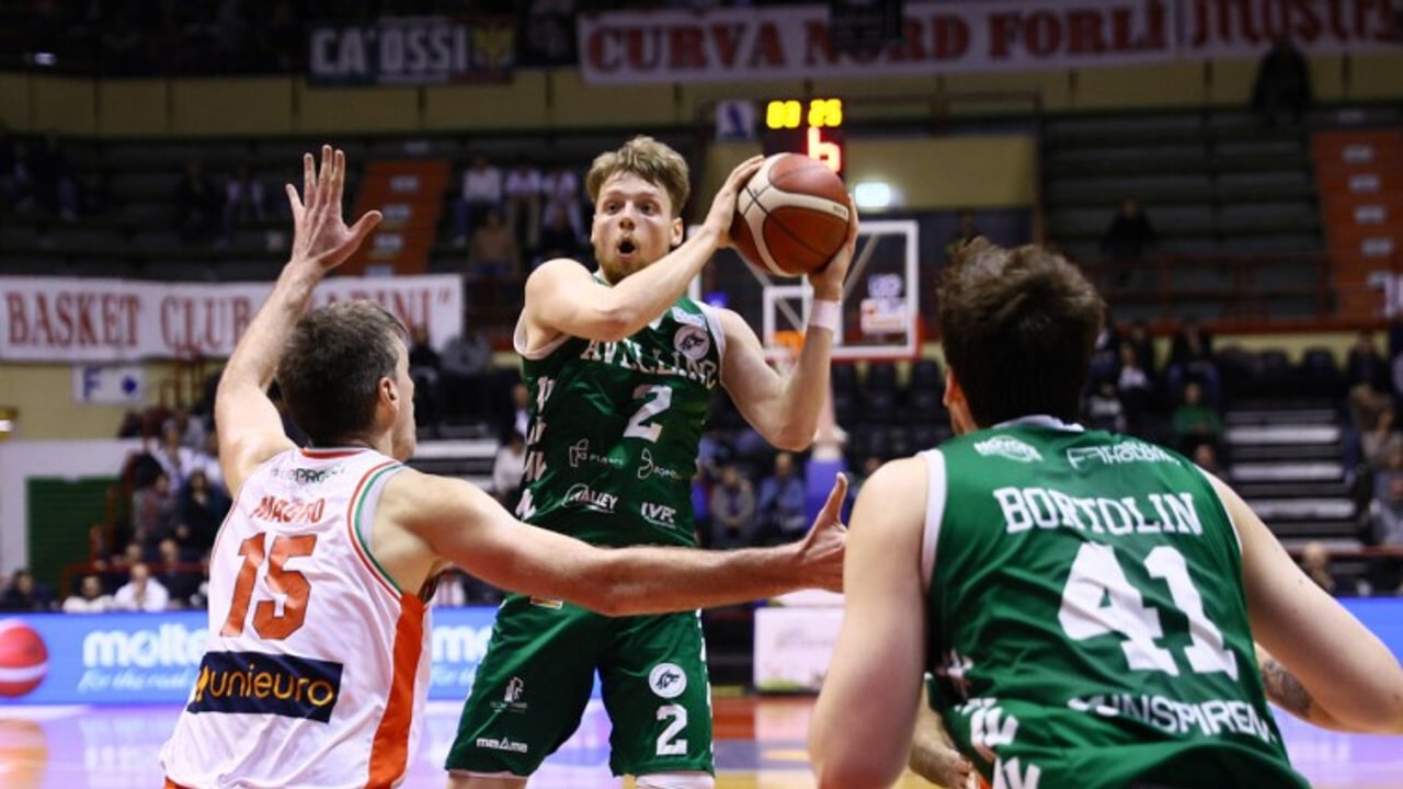 Una bomba di Parravicini beffa l'Avellino Basket: Forlì vince per 86-85