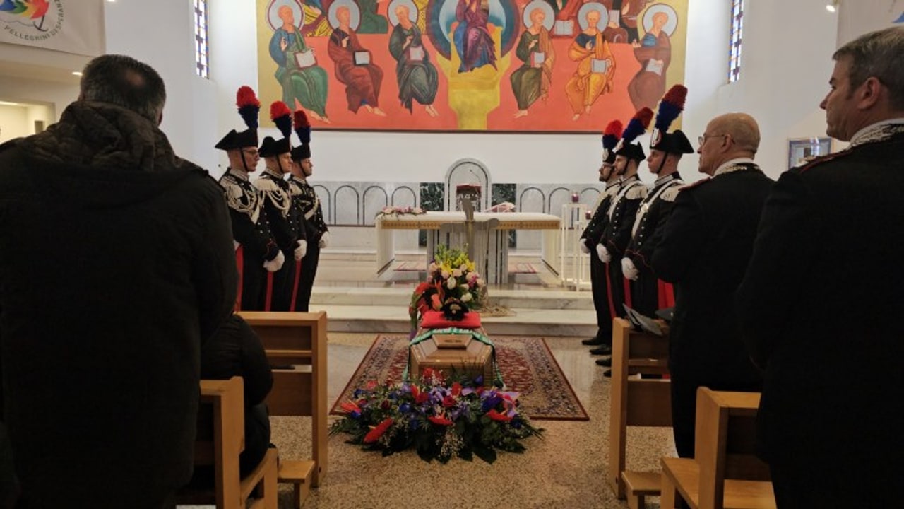 Dolore e commozione per l'ultimo saluto all'appuntato dei Carabinieri Vergemino Valentino