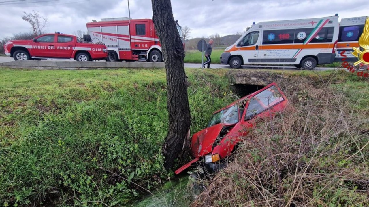 Sant'Angelo dei Lombardi, auto finisce fuori strada: ferita 35enne