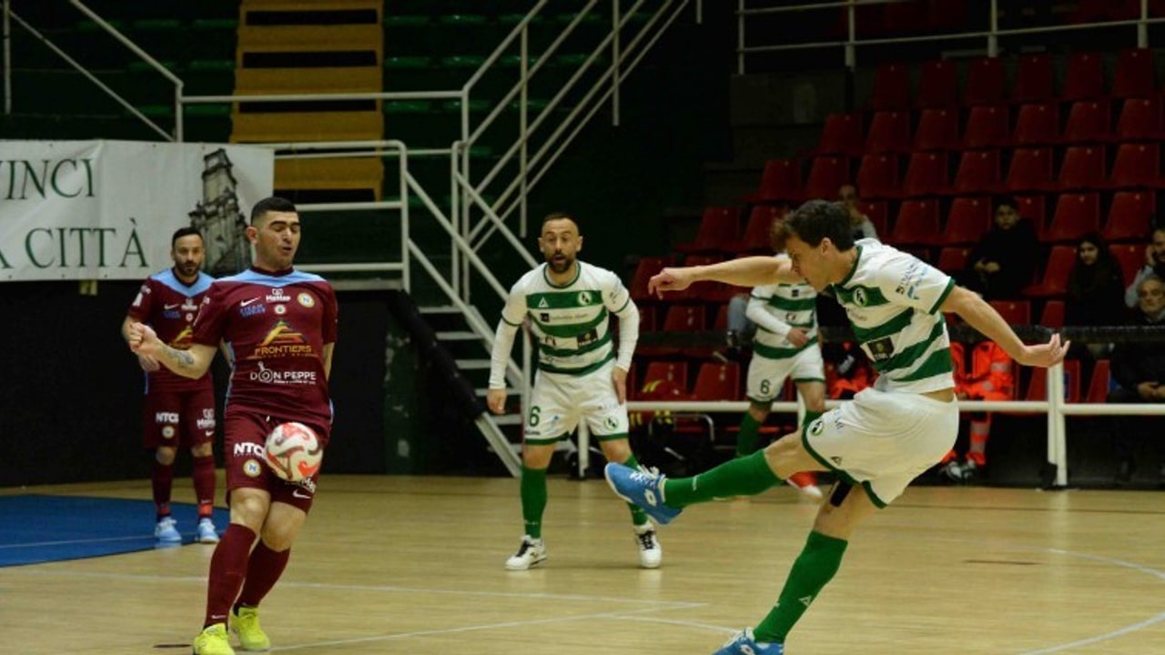 Derby amaro per la Sandro Abate: il Napoli Futsal vince 4-5