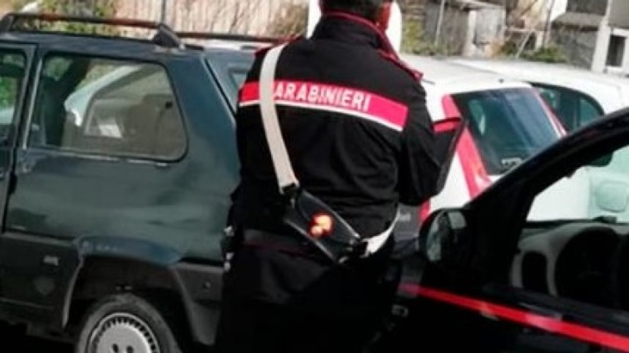 Castel Baronia, quattro veicoli fuori uso abbandonati su area pubblica: denunciati 4i proprietari