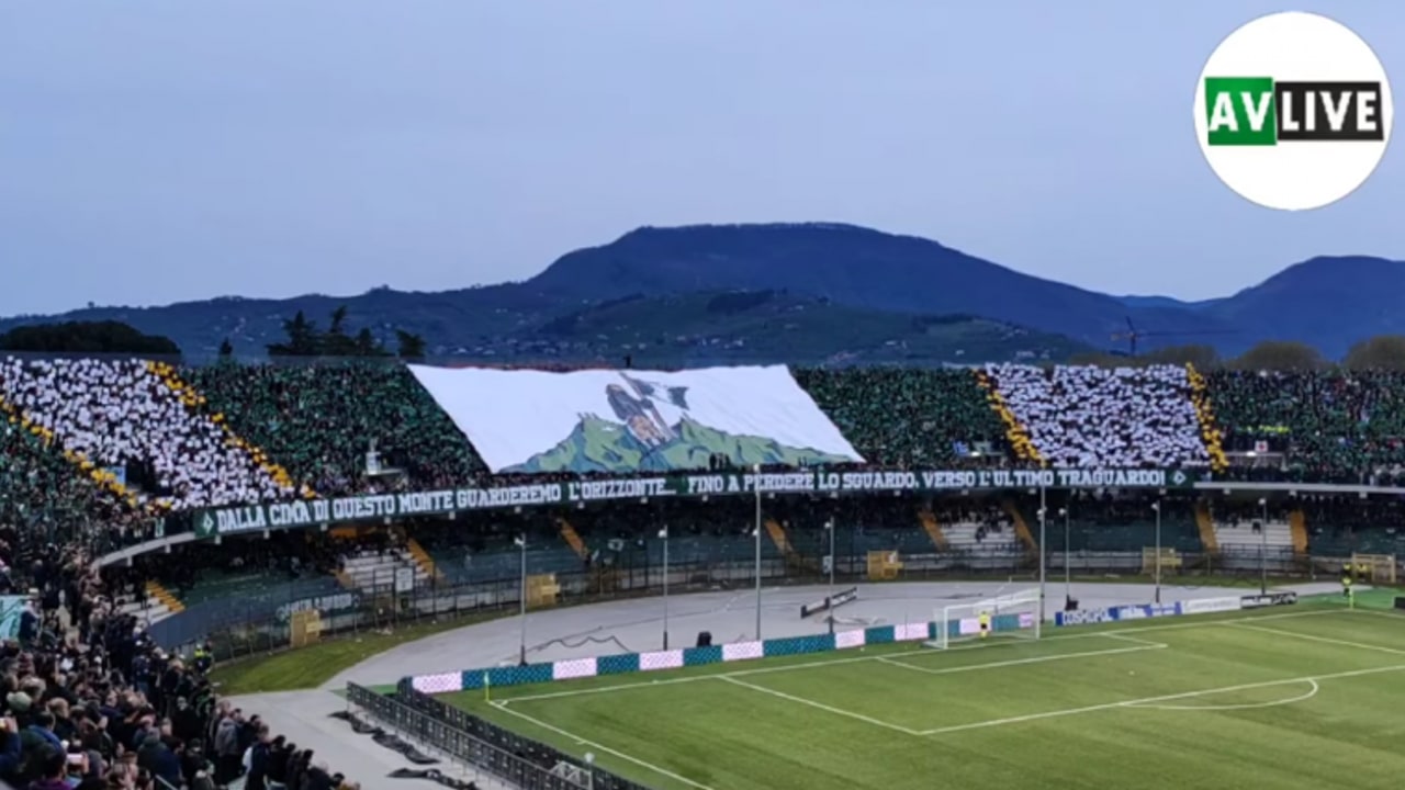 Avellino-Monopoli, la spettacolare coreografia della Curva Sud