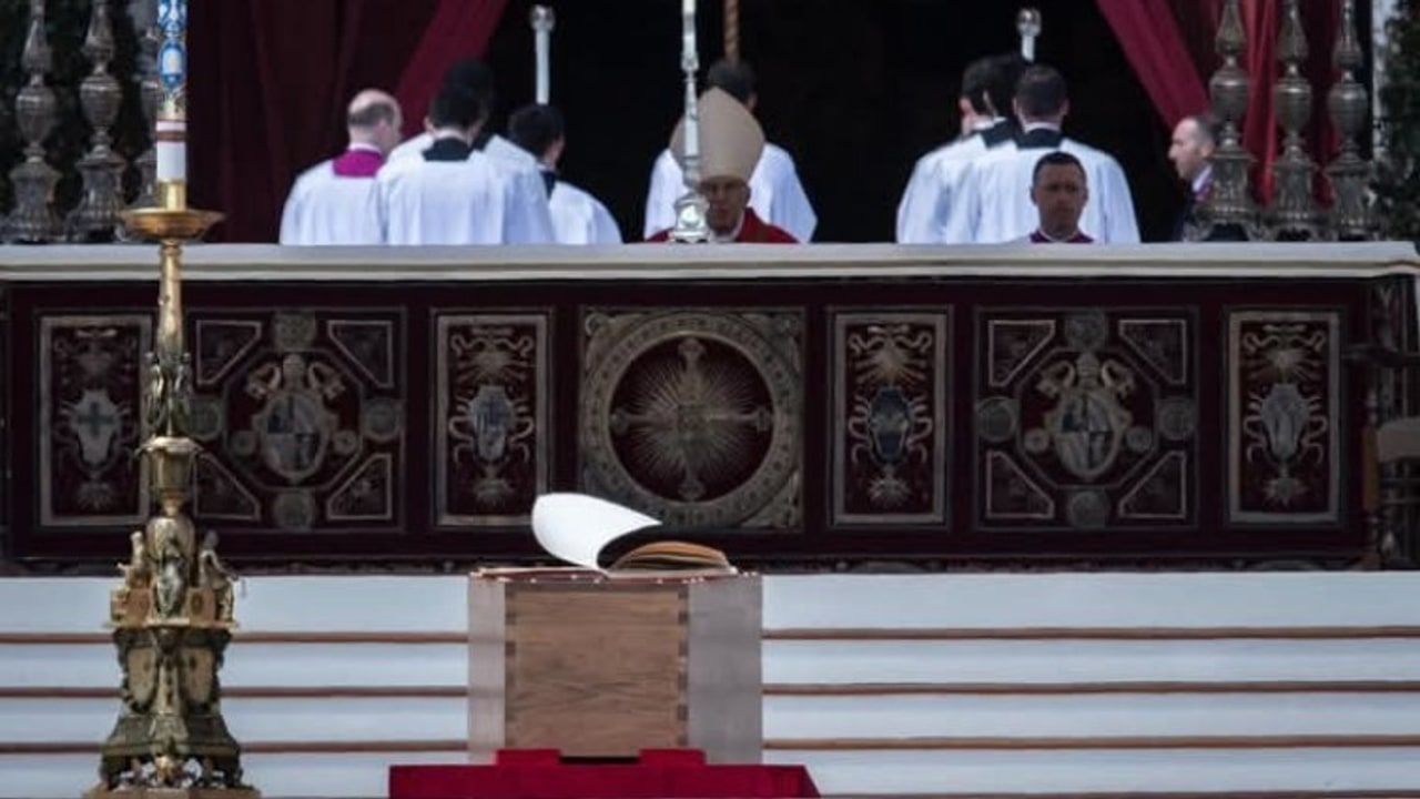 L'ultimo salutio a Papa Francesco, il cardinale Re: "Incessante impegno per la pace"