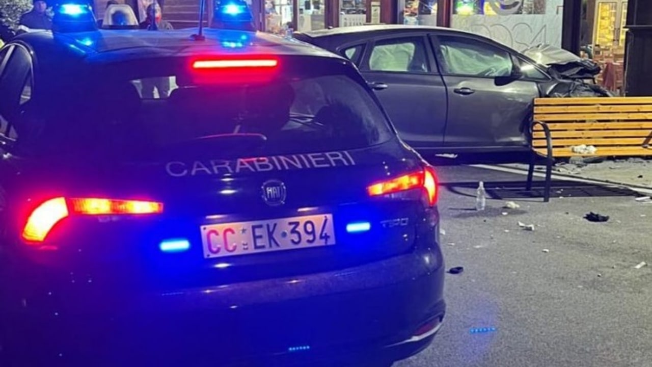 Nusco, auto finisce nella vetrata di un bar sull'Ofantina: quattro feriti