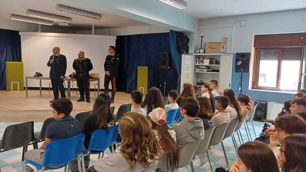 Gli studenti dell'IC Aurigemma a lezione di legalità con i Carabinieri