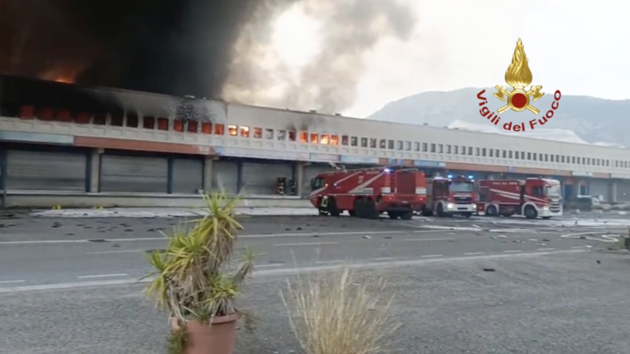 Nola, vasto incendio in deposito di materiale plastico all'Interporto