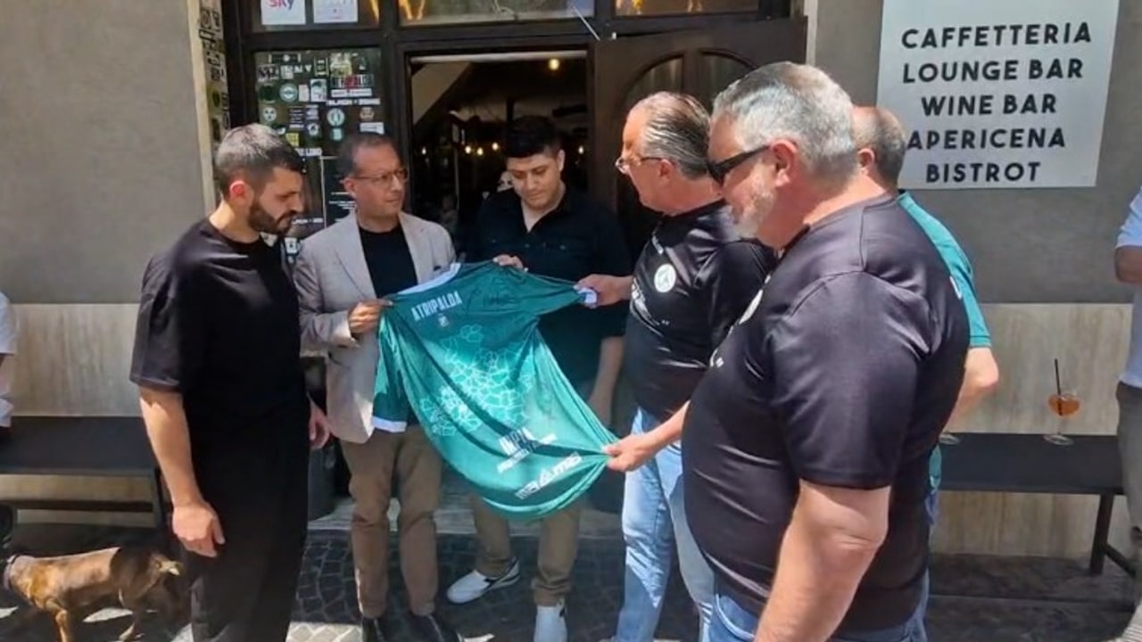 Atripalda, donata la maglia autografata dell'Avellino ai proprietari del Covo Wine Bar
