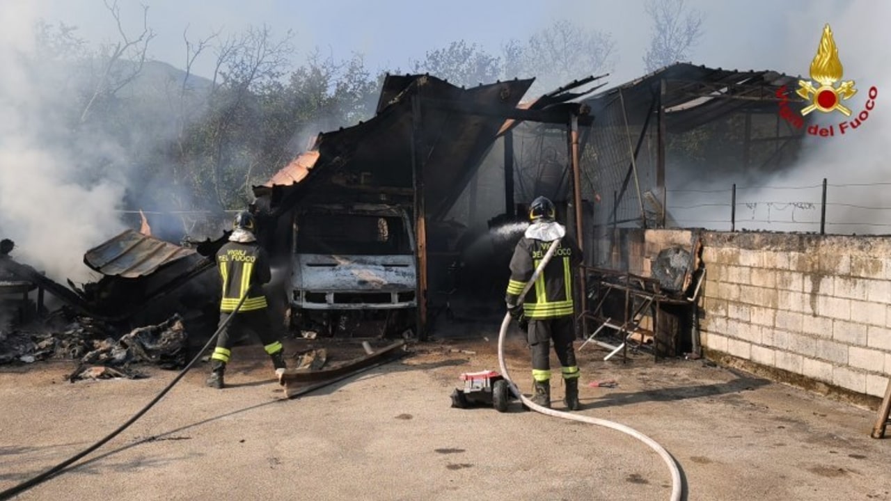 Forino, capannone in fiamme; mezzi distrutti, ustionate due persone