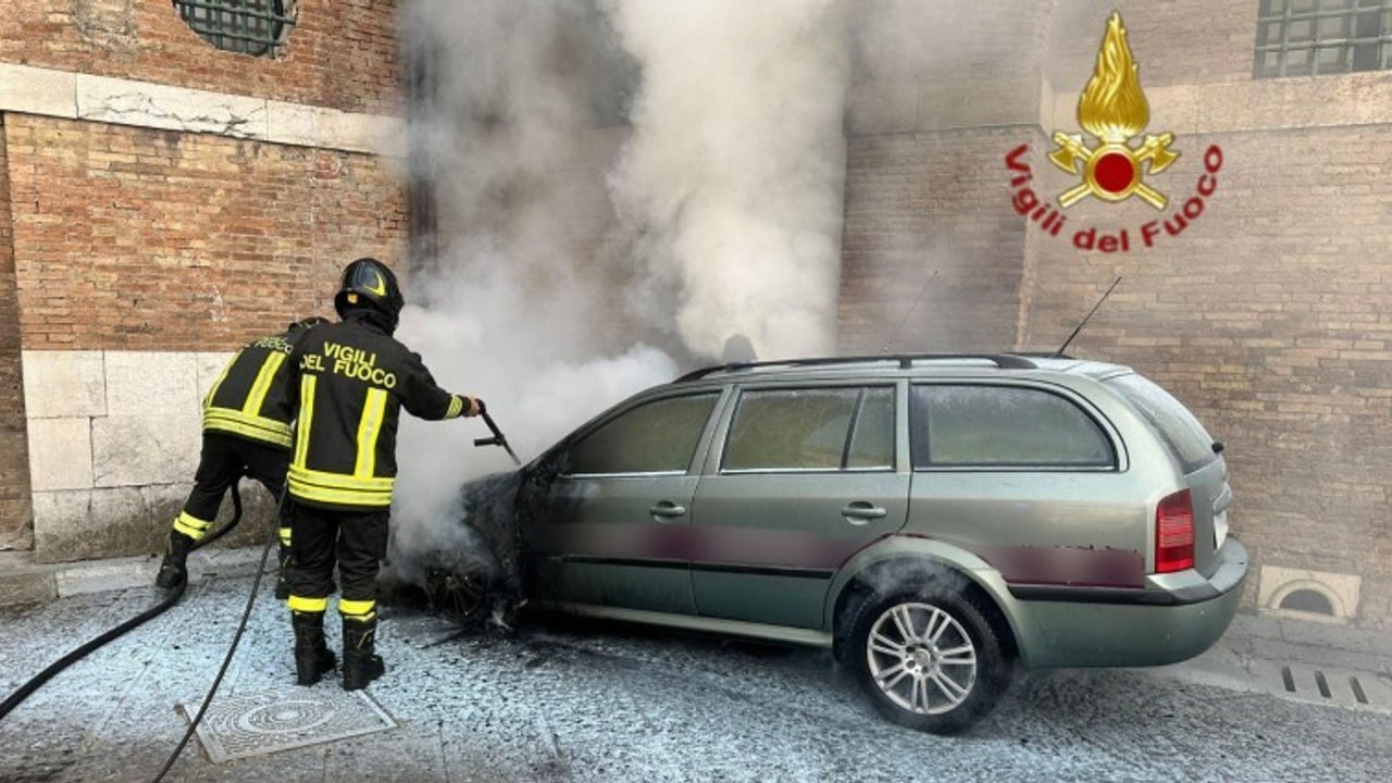 Avellino, in fiamme auto della Polizia provinciale al Carcere Borbonico