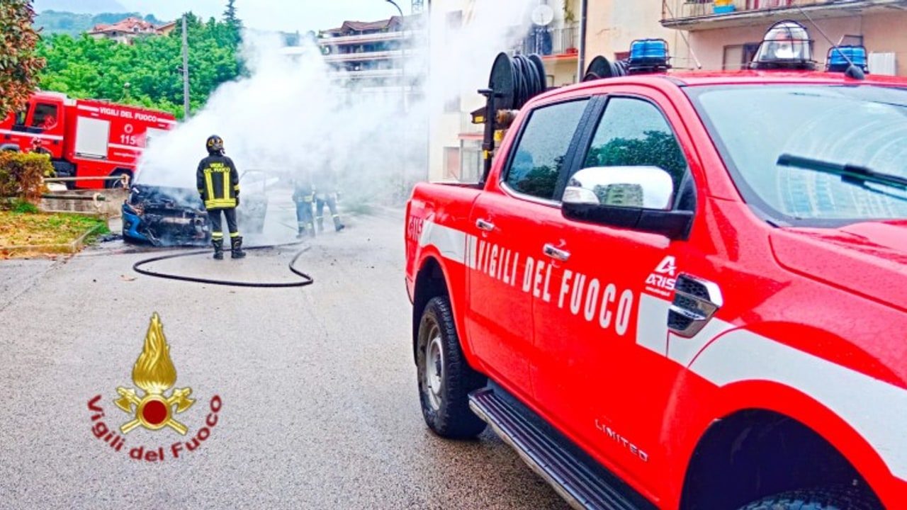 Avellino, auto in fiamme a Rione Valle