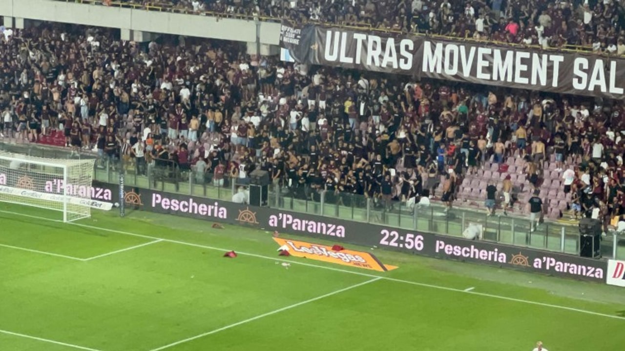 Interrotta Salernitana-Sampdoria: lanciati seggiolini e fumogeni in campo. Granata in C, i blucerchiati si salvano
