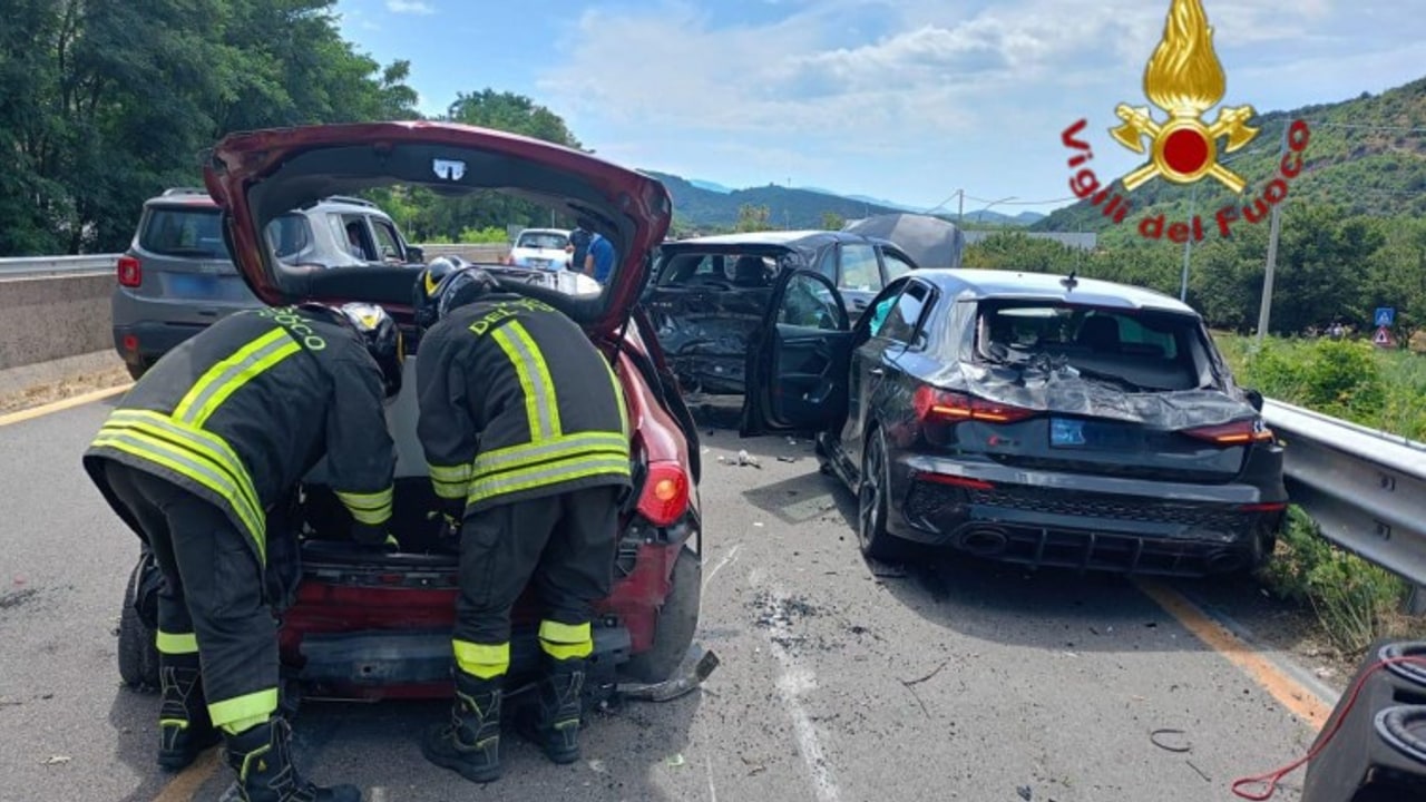 Incidente sul raccordo Avellino-Salerno: tre auto e 10 persone coinvolte