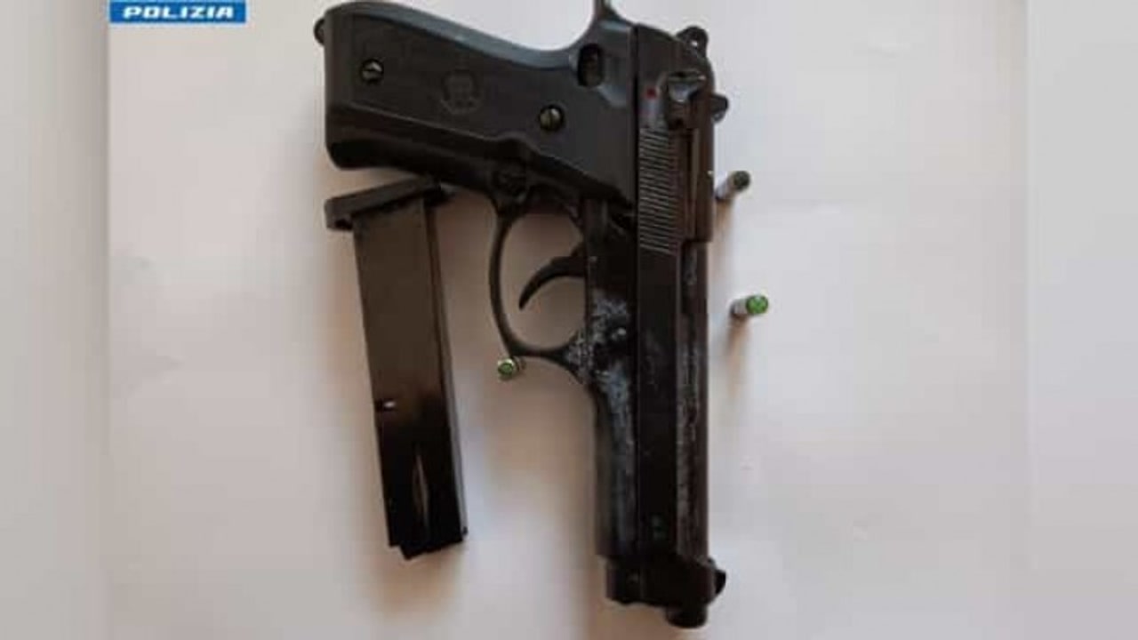 Avellino, spari a salve davanti a due bar: denunciato 54enne