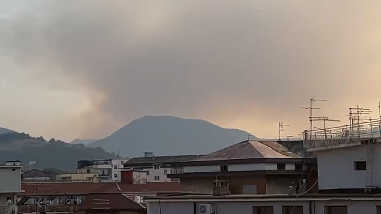 Vasto incendio a Bracigliano e Sarno: colonna di fumo in diversi comuni irpini