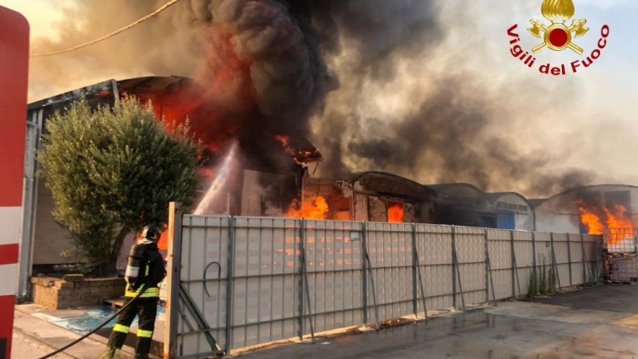 Monteforte Irpino, incendio distrugge deposito di detersivi: nessun ferito