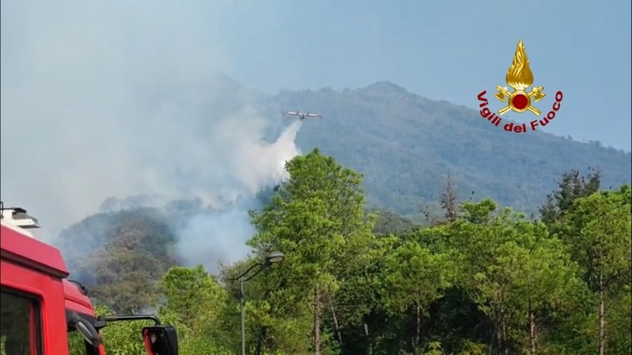 Incendio sul Vesuvio, il ministro Musumeci decreta lo stato di mobilitazione nazionale