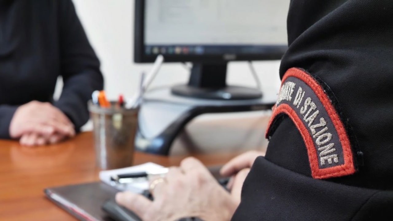 Lauro, trova una tessera bancomat e fa shopping: denunciato 40enne