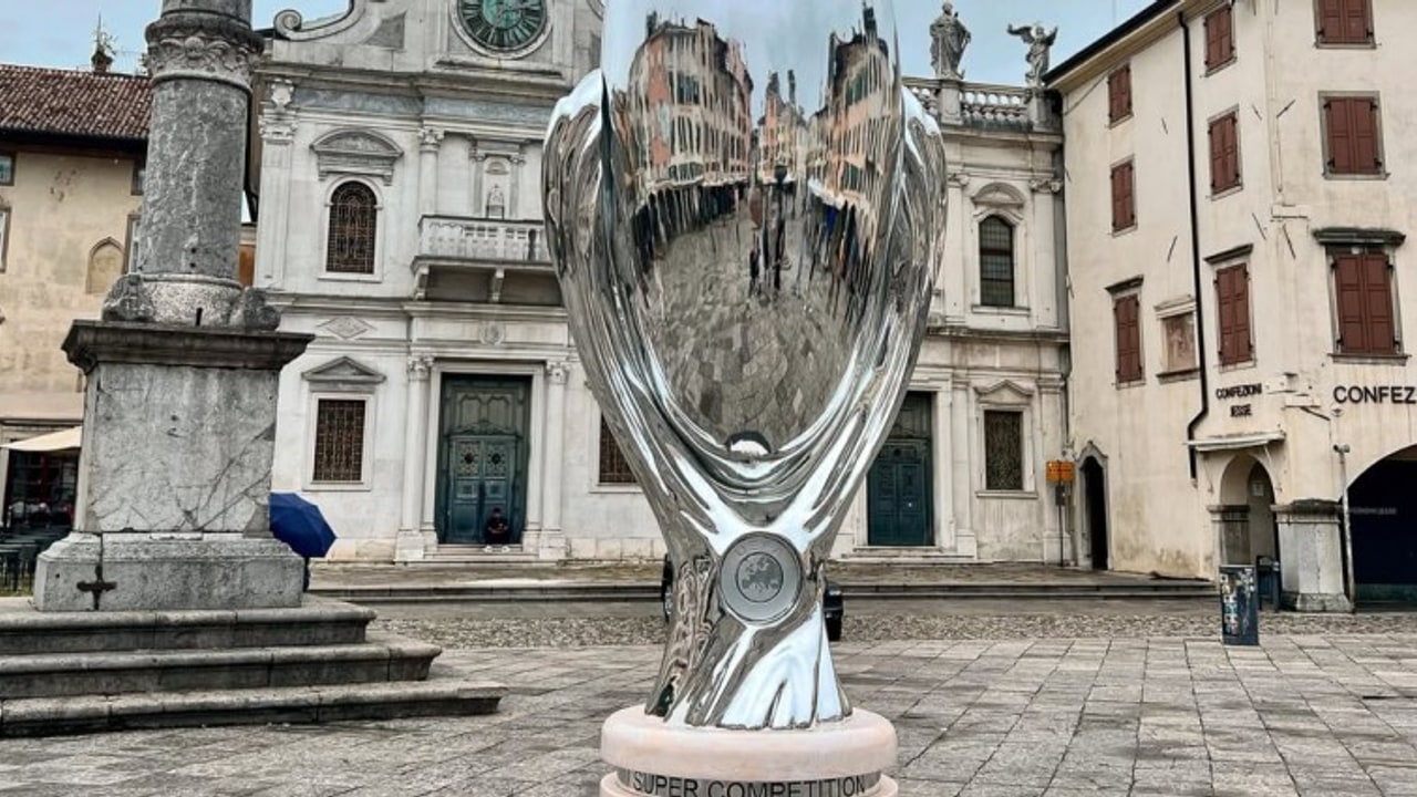 Supercoppa UEFA 2025, il Paris Saint-Germain e il Tottenham si contenderanno la coppa realizzata da Iaco Group