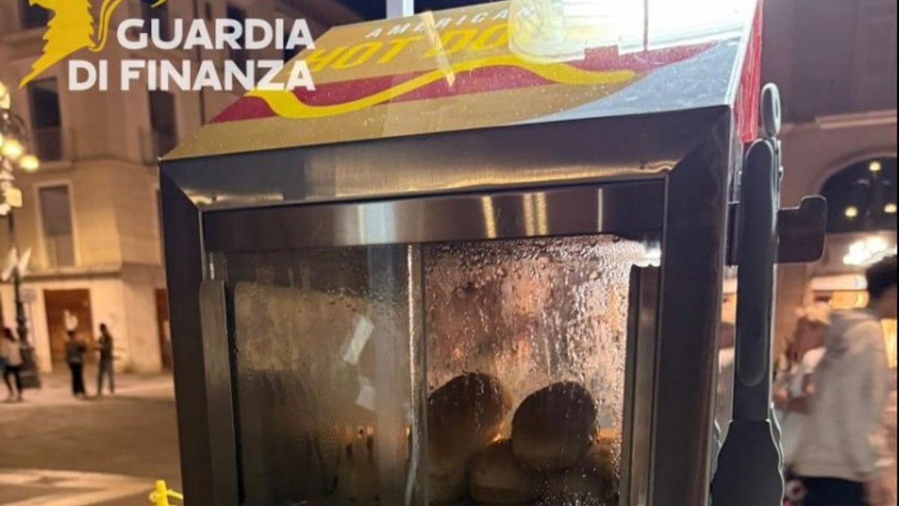 Avellino, la Guardia di Finanza sequestra chiosco ambulante di panini al Corso