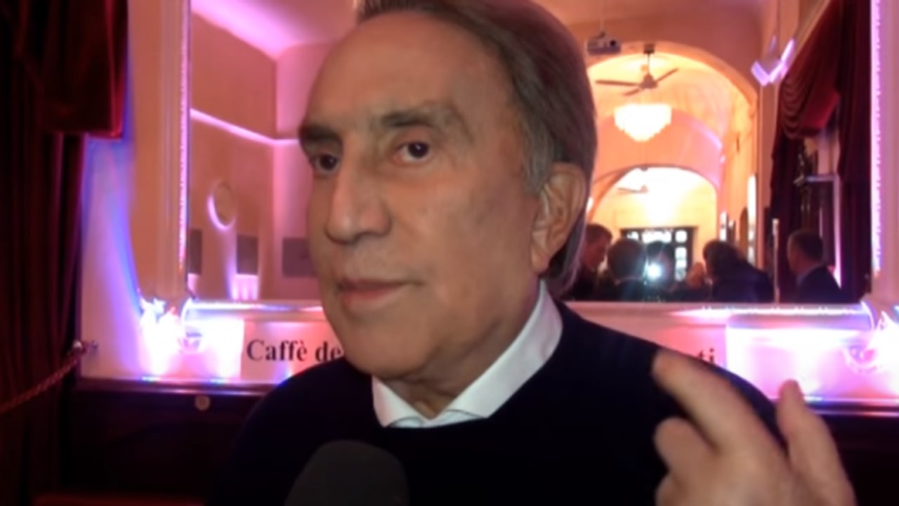 Domani l'ultimo saluto ad Emilio Fede: le ceneri nel cimitero di Mirabella Eclano