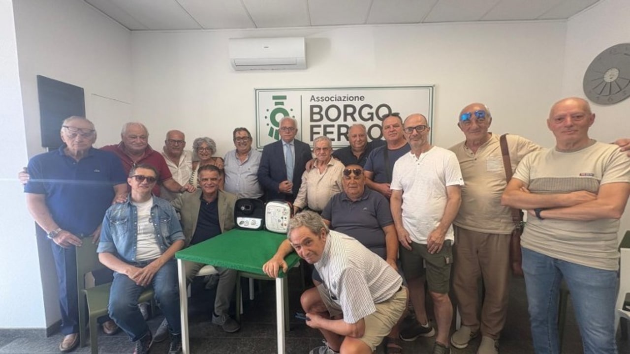 Borgo Ferrovia, la famiglia Giordano dona un defibrillatore in memoria di Armando: “Un gesto per la comunità”