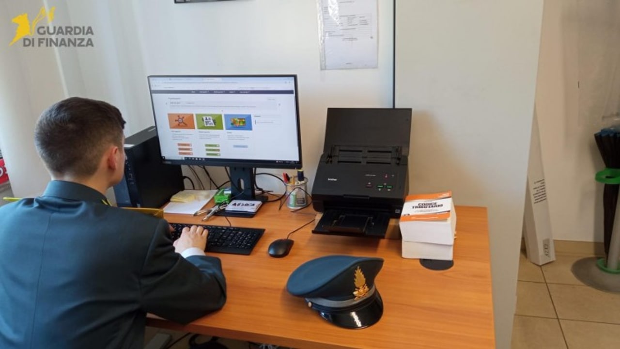Frode nel settore del commercio di prodotti elettronici, maxi sequestro della Guardia di Finanza ad un'azienda irpina