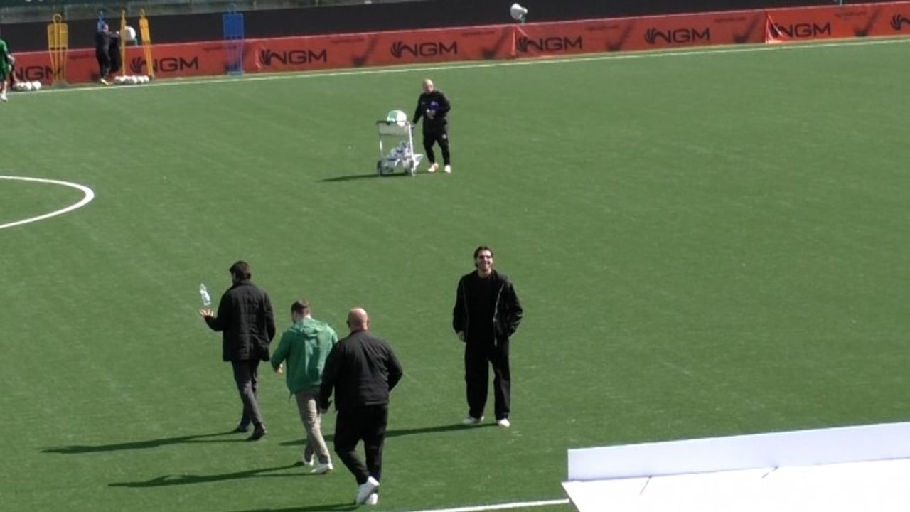 Patierno segue l'allenamento a bordo campo. E poi risponde ai tifosi sul suo ritorno in campo