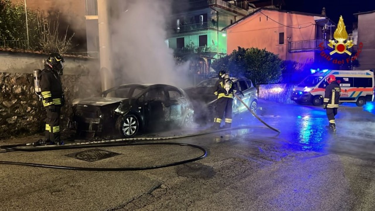 Solofra, due auto in fiamme: intervengono i Vigili del Fuoco