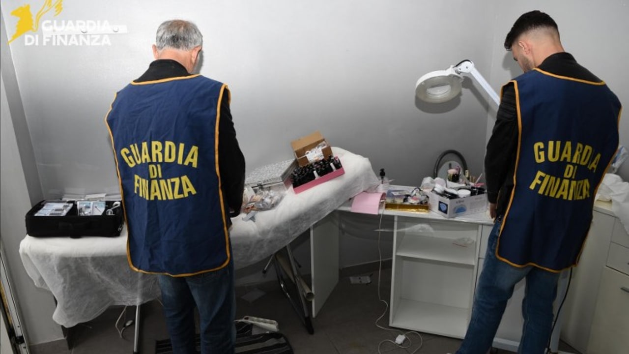 Ariano Irpino, la Guardia di Finanza scopre centro estetico in un garage