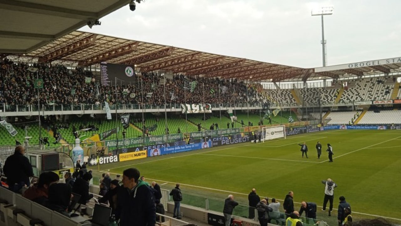 I soliti errori e sbandamenti condannano l'Avellino: il Cesena ringrazia e vince per 3-0