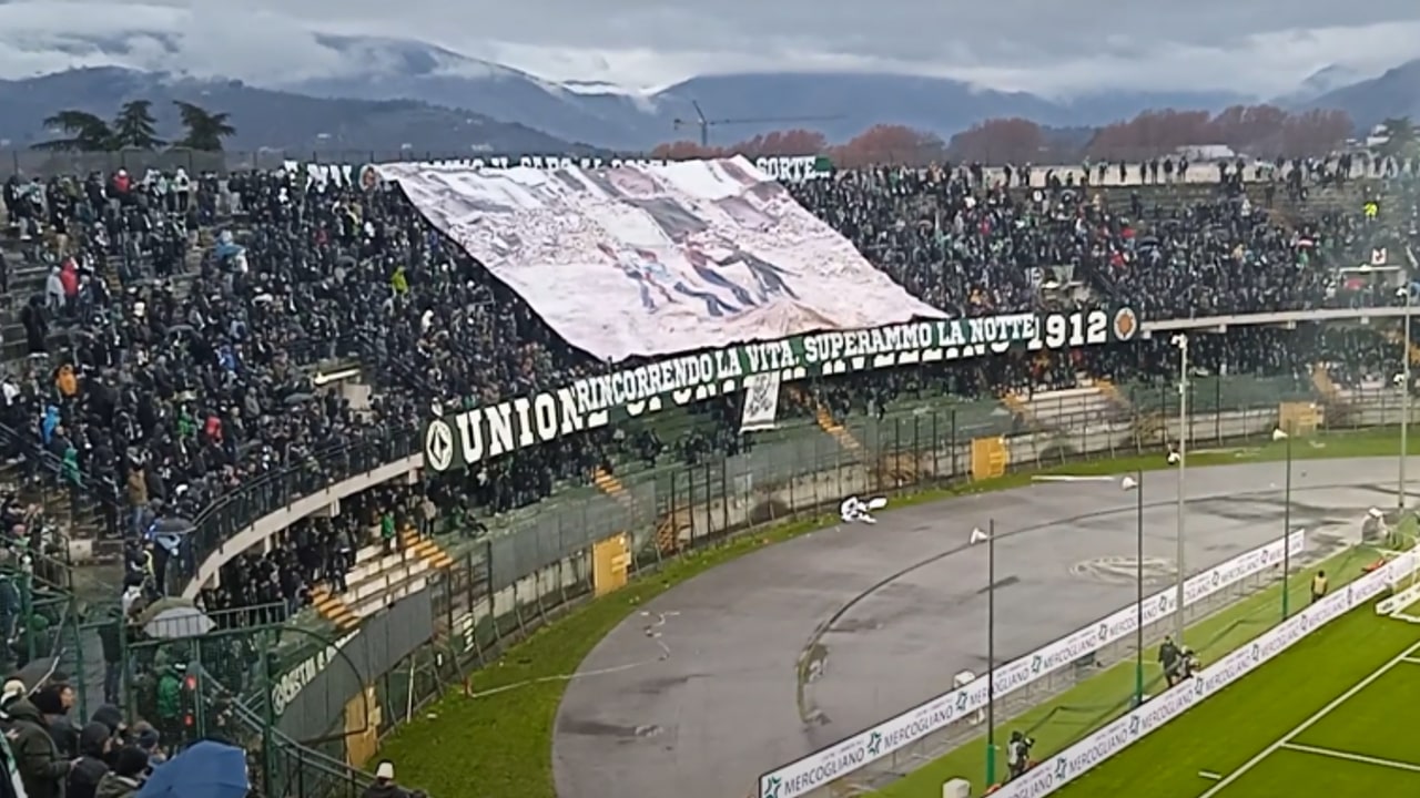 La Curva Sud ricorda le vittime del terremoto del 1980 con una splendida coreografia