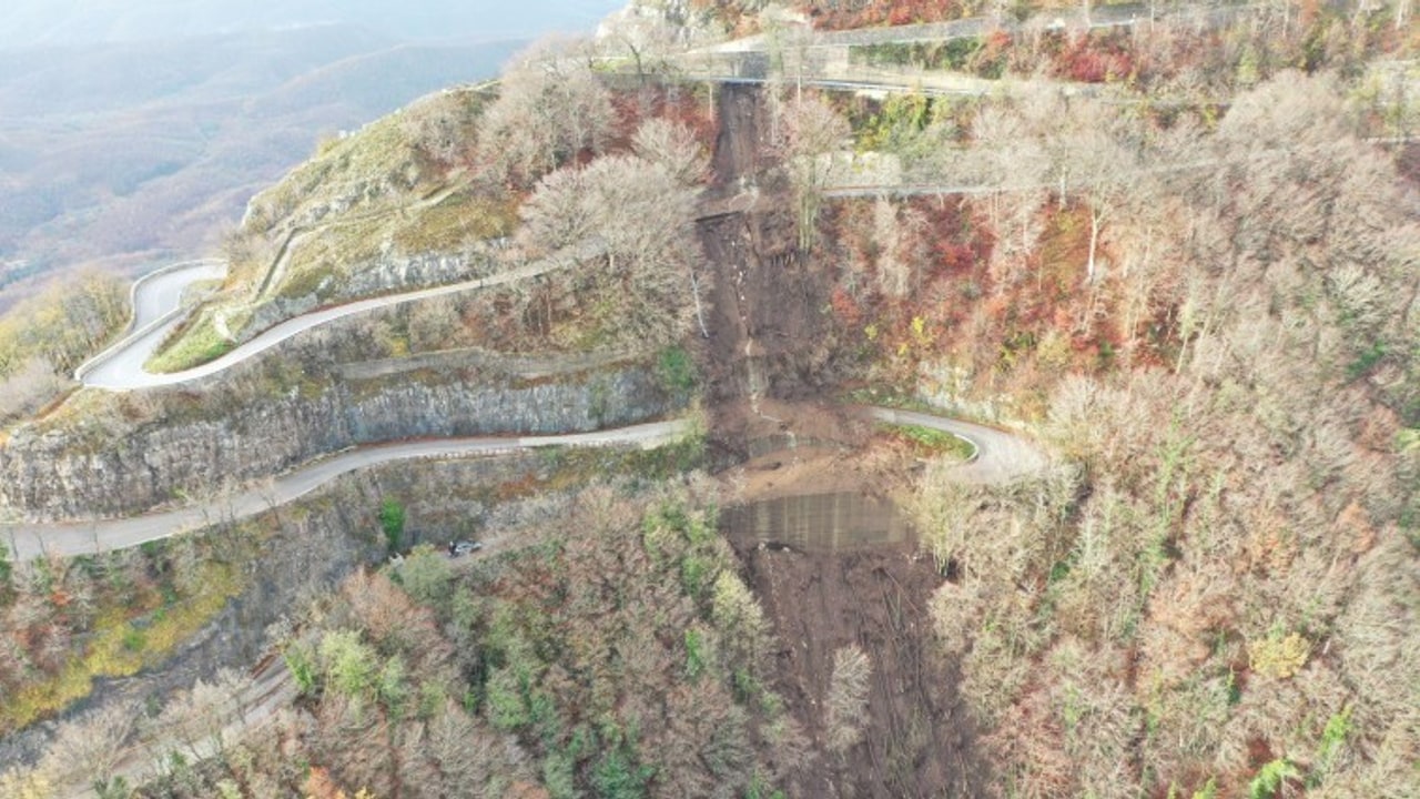 Maltempo, vasta frana sulla strada per Montevergine