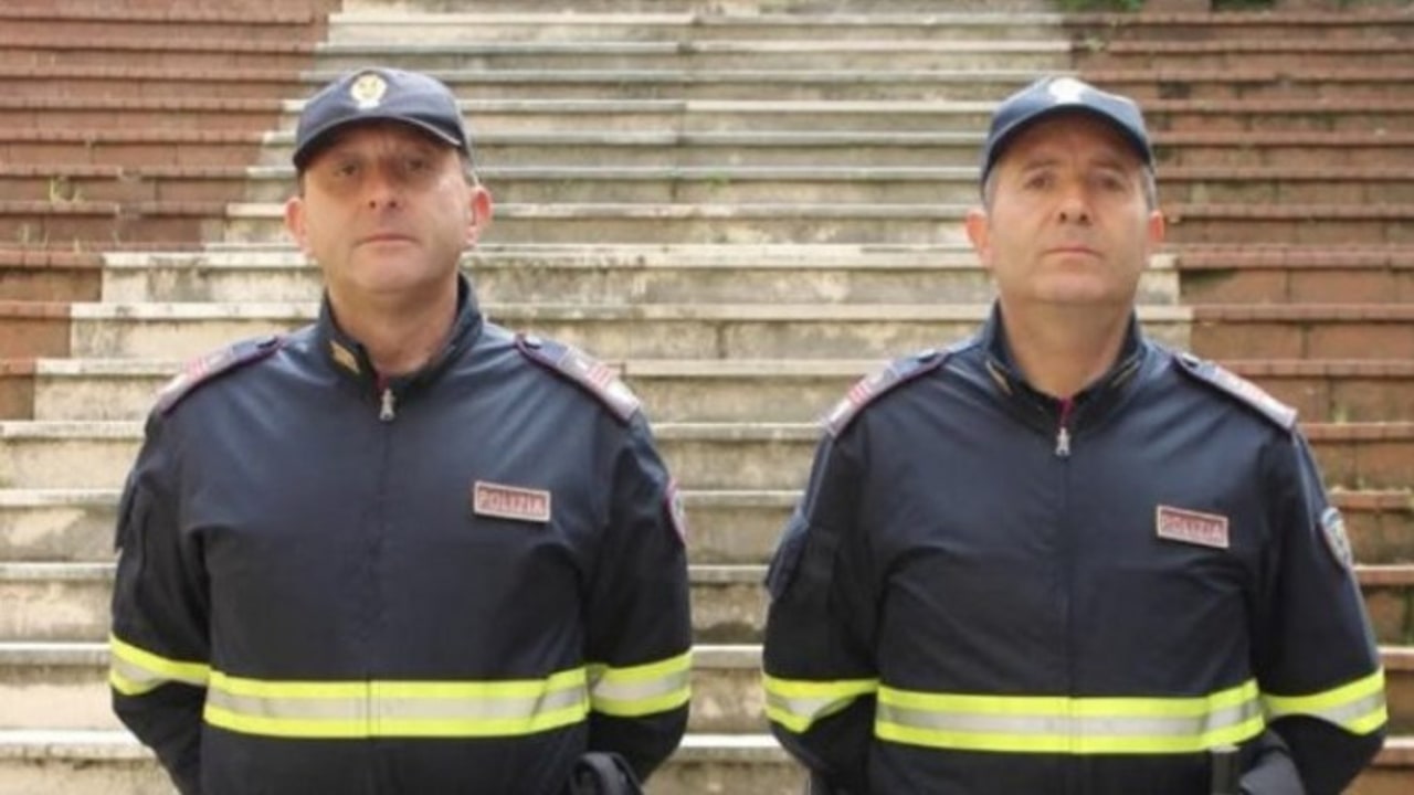 Tenta di strangolare la moglie sull'A16: due agenti della Polstrada di Avellino salvano la donna