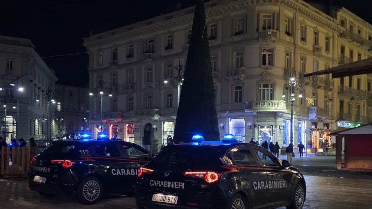 Natale sicuro, controlli dei Carabinieri di Avellino e Solofra con l'ausilio di unità speciali