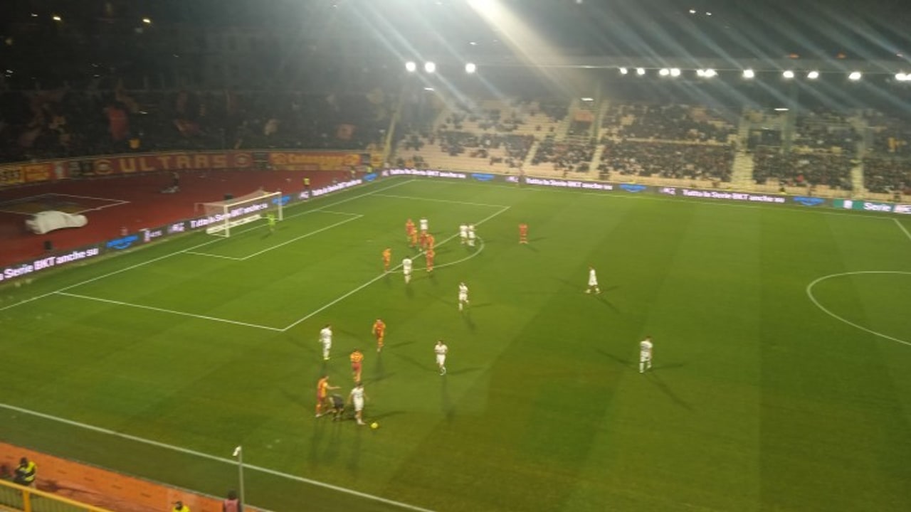 Semaforo rosso a Catanzaro: Cisse piega l'Avellino, nel finale traversa di Biasci