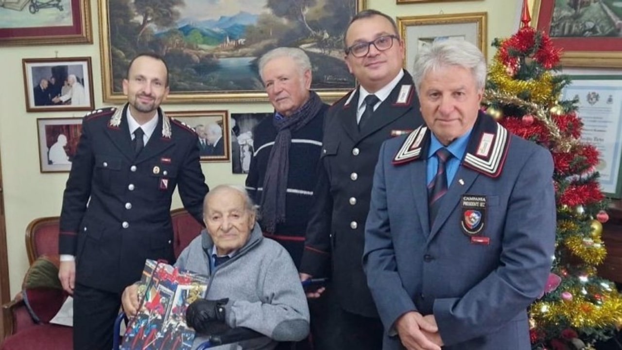 Montemiletto, si ripete la tradizione della consegna del calendario storico dei Carabinieri a “Zio Pietro”